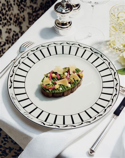 restaurant dior avenue montaigne|dior montaigne clutch.